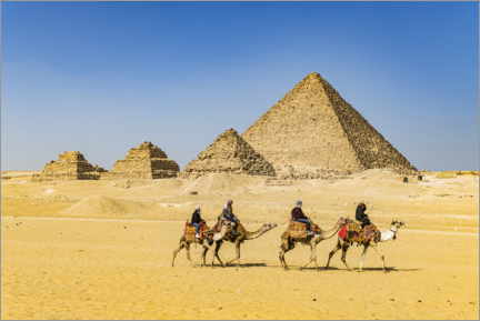 Poster  Kamelreiter vor den Pyramiden von Gizeh - HADYPHOTO