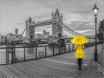 Acrylglasbild  Eine Frau in gelb, London - Assaf Frank