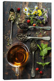 Leinwandbild  Tee mit Honig, wilden Beeren und Blumen