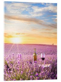 Acrylglasbild  Eine Flasche Wein in Lavendelfeld